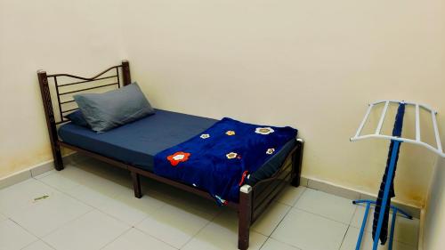a small bed in a corner of a room at Teratak Anies Semi-D Bypass Homestay Kuantan in Kuantan