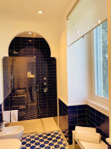 a bathroom with a shower and a sink at Casa Torre a Sorrento con parcheggio gratuito in Sorrento