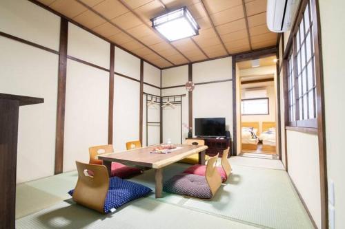 a dining room with a table and chairs at Goemon House 五右衛門ハウス in Osaka