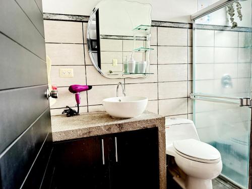 Koupelna v ubytování Casa Matiza, 7 min SJO airport, free parking, AC
