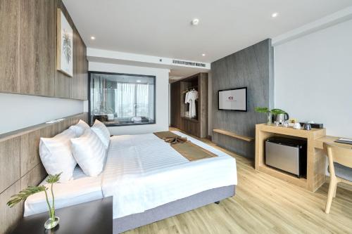Кровать или кровати в номере TK Palace Hotel & Convention Bangkok