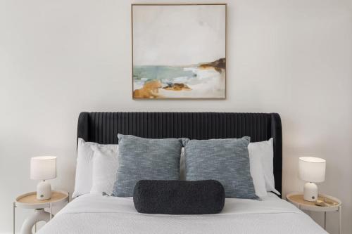 Una cama o camas en una habitación de Rivello Apartments - Free Secure Car Parking
