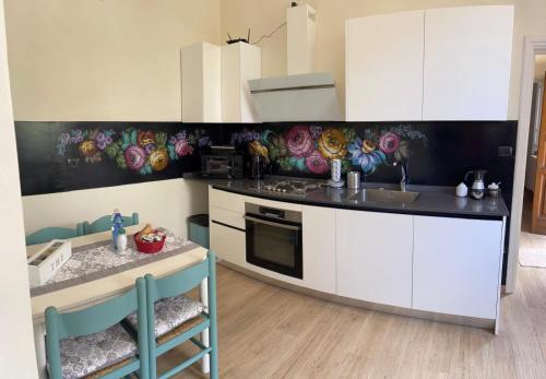 una cocina con fregadero y encimera en La casa del Pucci, en Lucca
