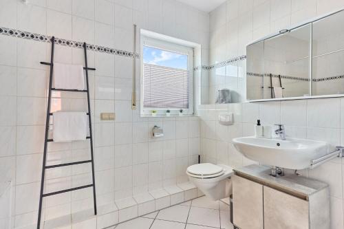 a white bathroom with a toilet and a sink at Traumferienwohnung Domblick 2 I Altstadtnähe I Zentrale Lage I Balkon mit Domblick I Stilvoll in Limburg an der Lahn