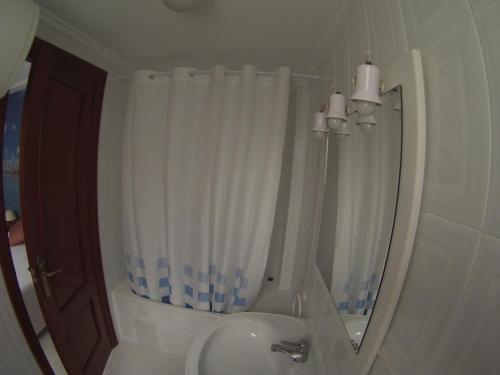a bathroom with a shower and a sink and a mirror at Habitación Doble Playa Malvarrosa - Alquiler de temporada in Puerto de Sagunto