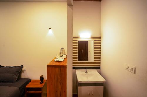 une petite salle de bain avec un lavabo et un miroir dans l'établissement Snow Smile Camps Munnar, à Munnar