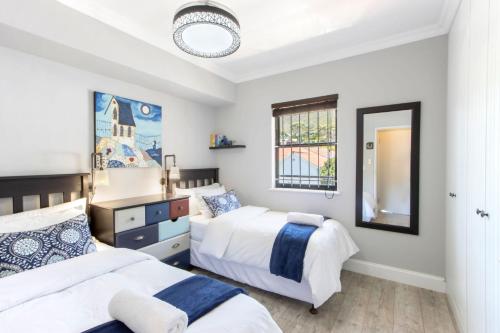 Katil atau katil-katil dalam bilik di Apartment18Lifestyle Gordons Bay Beachfront