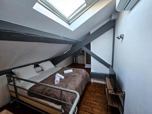 une chambre avec un lit avec deux serviettes dessus dans l'établissement 90M2 3min palais des festivals, à Cannes