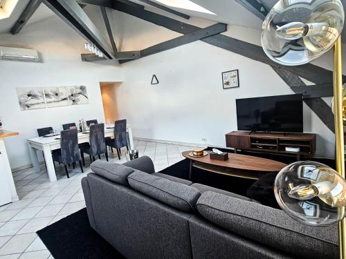 un salon avec un canapé et une table dans l'établissement 90M2 3min palais des festivals, à Cannes