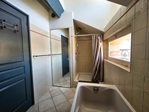 La salle de bains est pourvue d'une grande baignoire et d'une douche. dans l'établissement 90M2 3min palais des festivals, à Cannes