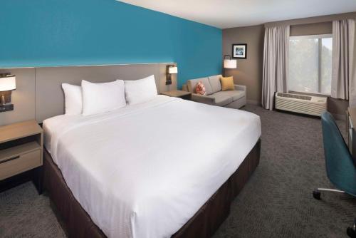 a large white bed in a hotel room at Comfort Inn & Suites Dahlonega University Area in Dahlonega