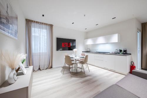 une cuisine et une salle à manger avec une table et des chaises dans l'établissement Arnaldo Apt Luxury e Design in Duomo, à Brescia