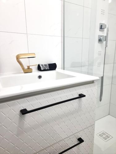 a bathroom with a sink and a shower at Start appart in Village-Neuf