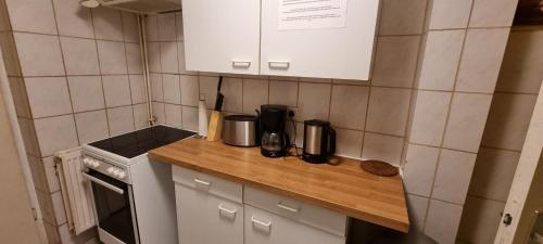 a small kitchen with a counter top and a stove at Paulibude in Hamburg