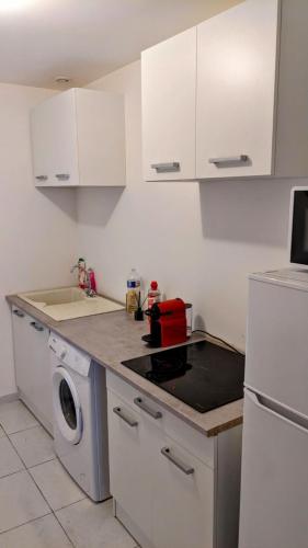 Il comprend une cuisine équipée d'une cuisinière. - un four à côté d'un lave-vaisselle dans l'établissement L'échappée, au Havre