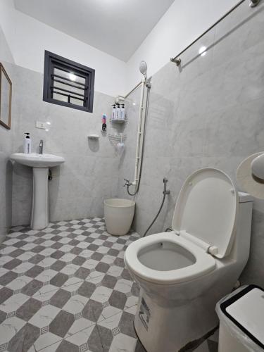 Ein Badezimmer in der Unterkunft Comfortable 2-Bedroom Home at 3Z Transient House
