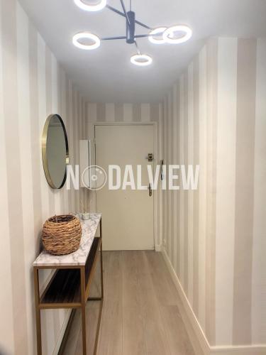 - un couloir avec un miroir et une table dans l'établissement Superbe studio jardin, terrasse, piscine 307L Kali, à Cannes