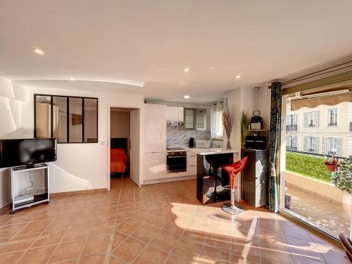 une cuisine et un salon avec une grande fenêtre dans l'établissement A 2 pas des plages et centre 324L TER, à Cannes