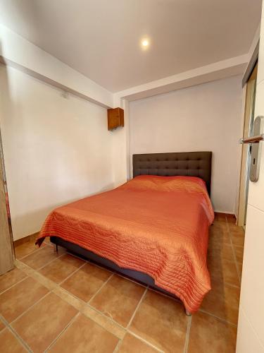 une chambre avec un lit avec une couverture orange dans l'établissement A 2 pas des plages et centre 324L TER, à Cannes