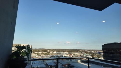 Balkón nebo terasa v ubytování M-city shopping center Apartment - Executive Twin King Ensuites - Ambience Atmosphere - Infinite Airy View - Fully equipped - Free Parking, super fast Wifi, smart TV plus Netflix, complementary drinks & amenities - Clayton 3168