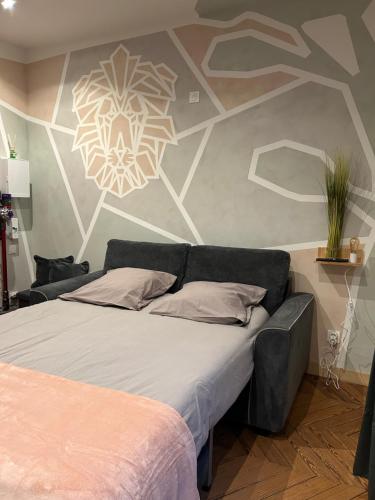 - une chambre avec un lit et une fresque murale en flocons de neige dans l'établissement Appartement Savane entre Disney et Paris, à Lagny-sur-Marne