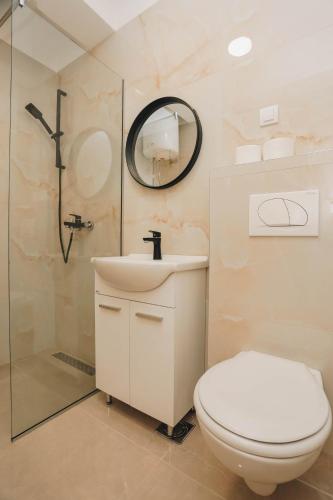 łazienka z toaletą, umywalką i prysznicem w obiekcie Top27 w Budvie