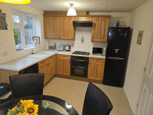 Η κουζίνα ή μικρή κουζίνα στο Ashford Luxury Town Retreat-Free Parking -Super Fast Wifi, Spacious, Back Garden & Garden Chairs