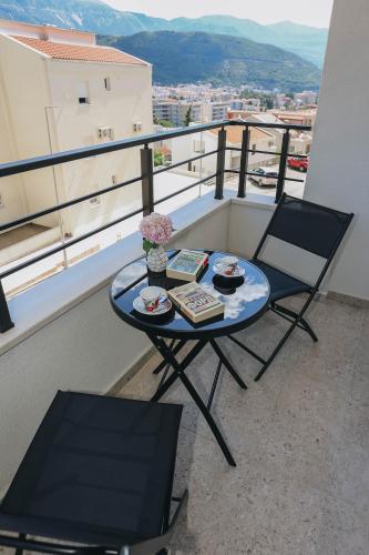 un tavolo e sedie su un balcone con vista di Top27 a Budua