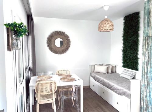 une chambre avec un lit, une table et des chaises dans l'établissement T2 Cosy centre ville, parking privé, à La Grande Motte