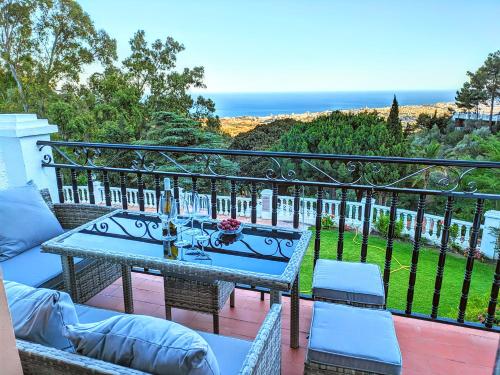 Seaviews & pool in center of Mijas Pueblo