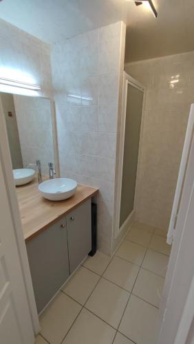 une salle de bain avec deux lavabos et un miroir dans l'établissement Appartement, entrée autonome, à proximité de la gare, à Le Theil-de-Bretagne