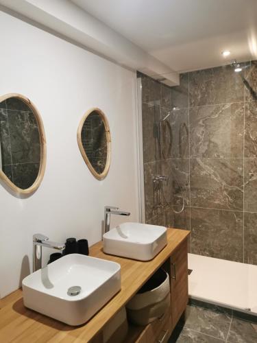 une salle de bain avec un lavabo et une douche dans l'établissement Grand appartement 200m2 au pied des pistes, à La Giettaz