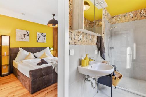 Ένα μπάνιο στο Yellow Suite - Whirlpool Garden - free parking - WiFi