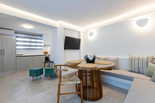 TV a/nebo společenská místnost v ubytování Santorini Garden Homes