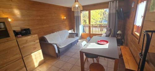 un salon avec un canapé et une table dans l'établissement Multi résidences Samoëns, à Samoëns