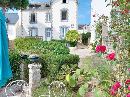 a house with a garden in front of it at VILLA MAJOY - Vue sur le port La Trinite - T547 in La Trinité-sur-Mer