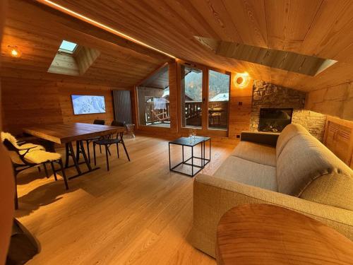 un salon avec un canapé et une table dans l'établissement Appartement neuf haut de gamme esprit chalet à Méribel - 4 couchages, à Méribel