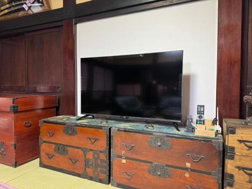 Una televisión o centro de entretenimiento en アトリエFumi