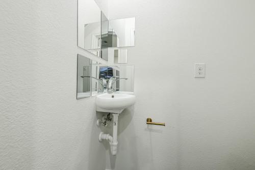 a bathroom with a sink and a mirror at Luxury Sky View and Balconies in Baytown