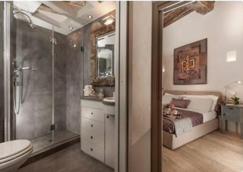 bagno con letto, doccia e servizi igienici di Sophisticated apt near Navona square a Roma