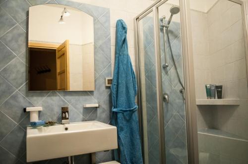 een badkamer met wastafel en douche met spiegel bij Casa Bellavista in Noto