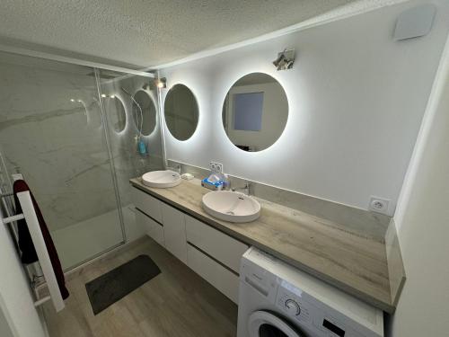 une salle de bain avec deux lavabos et une douche dans l'établissement New Maison tout confort, bord de mer avec Parking Privé, à Gruissan