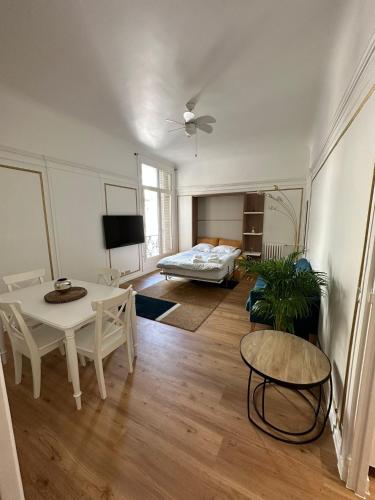 un salon avec un lit et une table dans l'établissement Au cœur des Champs Élysées, à Paris