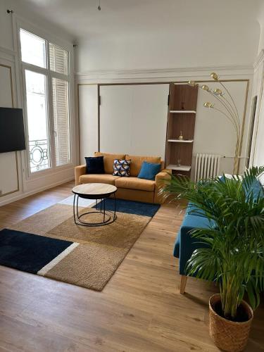 un salon avec un canapé et une table dans l'établissement Au cœur des Champs Élysées, à Paris