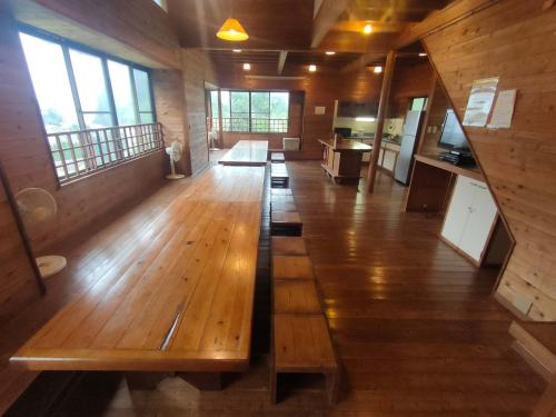 a large room with wooden floors and windows at 堂ヶ島ランドホピア Dogashima Land Hopia in Nishiizu