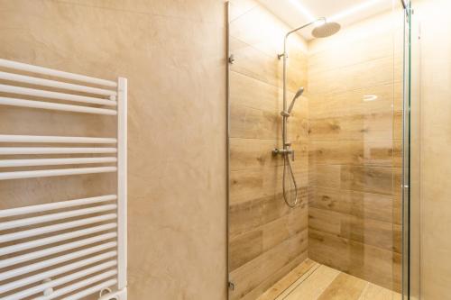 a bathroom with a shower with a glass door at Casa Gessamí Alojamiento en el Pla de l'Estany in Camós