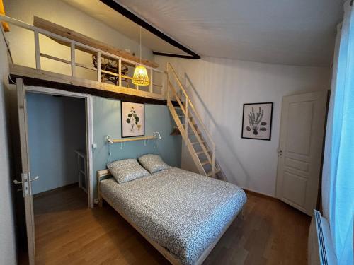 a bedroom with a bunk bed and a staircase at Appartement chaleureux 2ch 3lits Orléans centre in Orléans