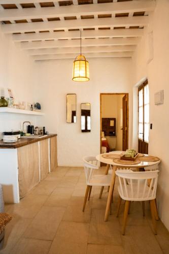 a kitchen and dining room with a table and chairs at Casablanca Vejer Baño Termal in Vejer de la Frontera