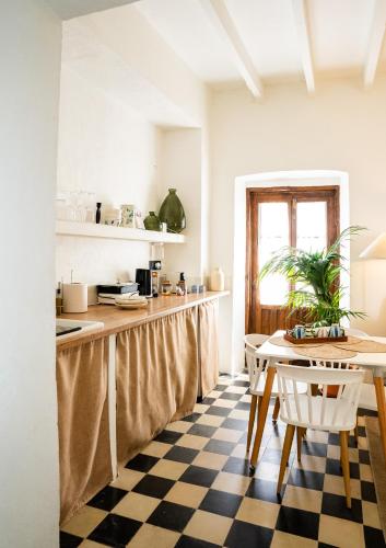 a kitchen with a black and white checkered floor at Casablanca Vejer Baño Termal in Vejer de la Frontera