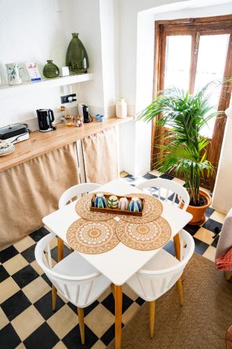 a white table and chairs in a room at Casablanca Vejer Baño Termal in Vejer de la Frontera
